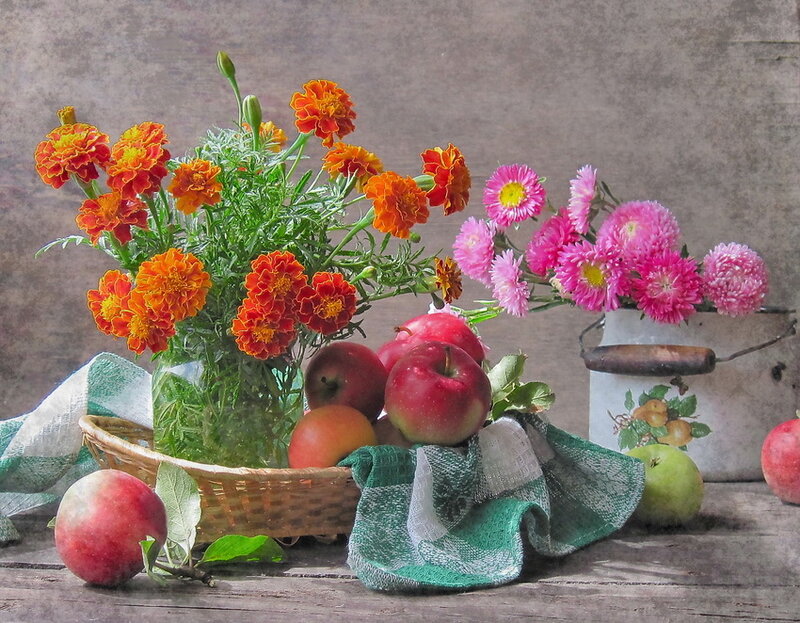 Fruit and Flowers in Basket — Green, Calm