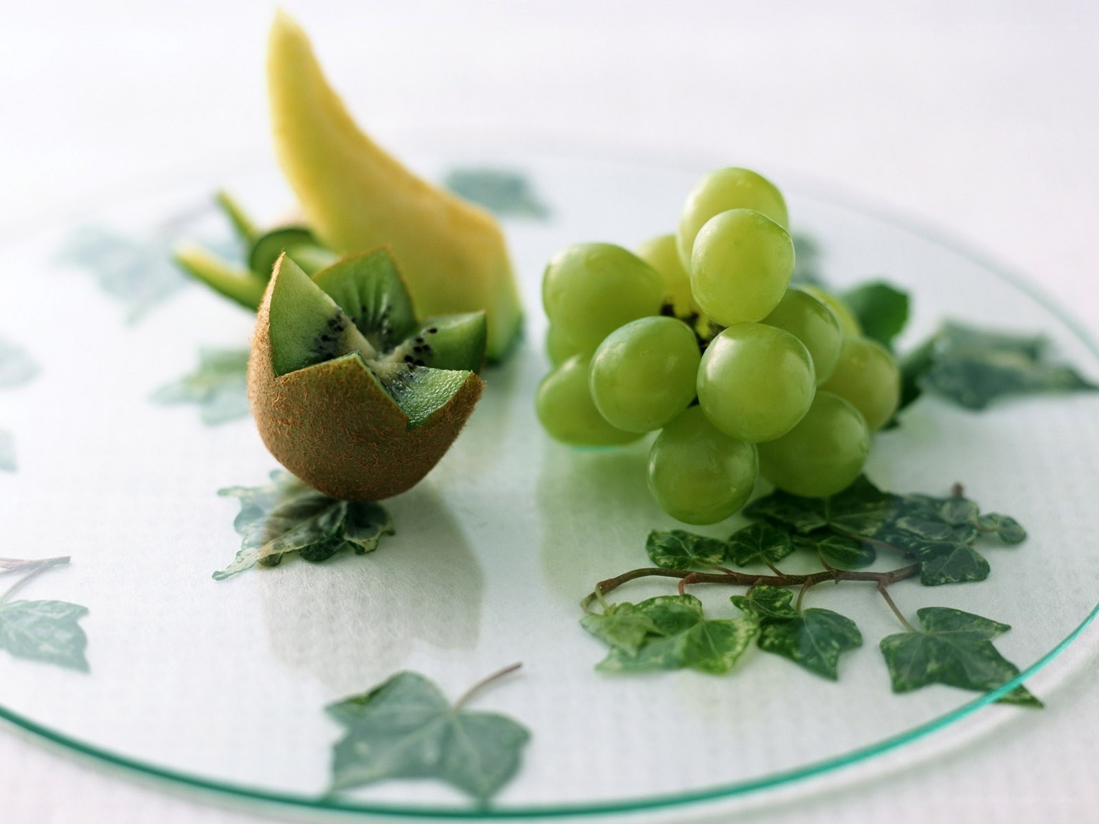 Fruit arrangement on glass plate