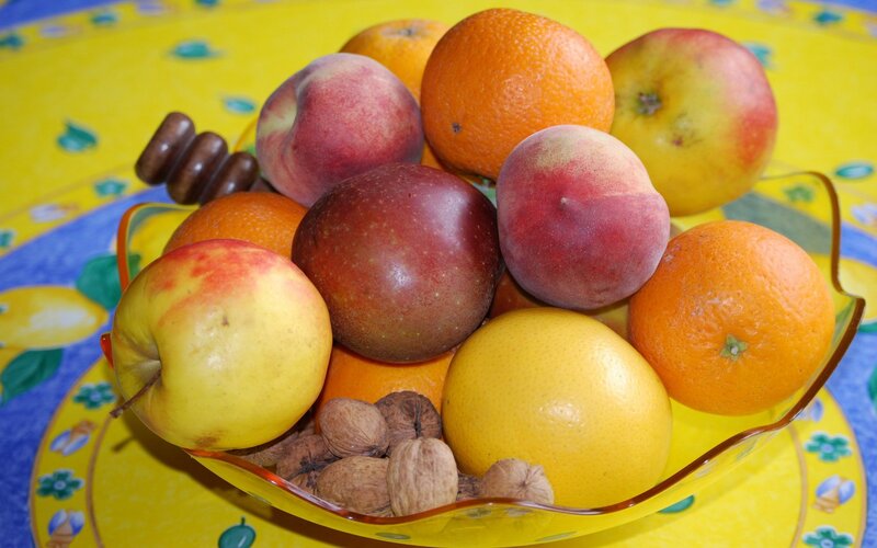 fruit bowl with apples and oranges