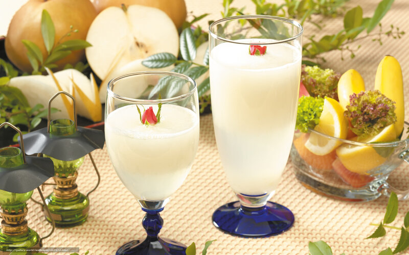 Fruit drinks with fresh garnish