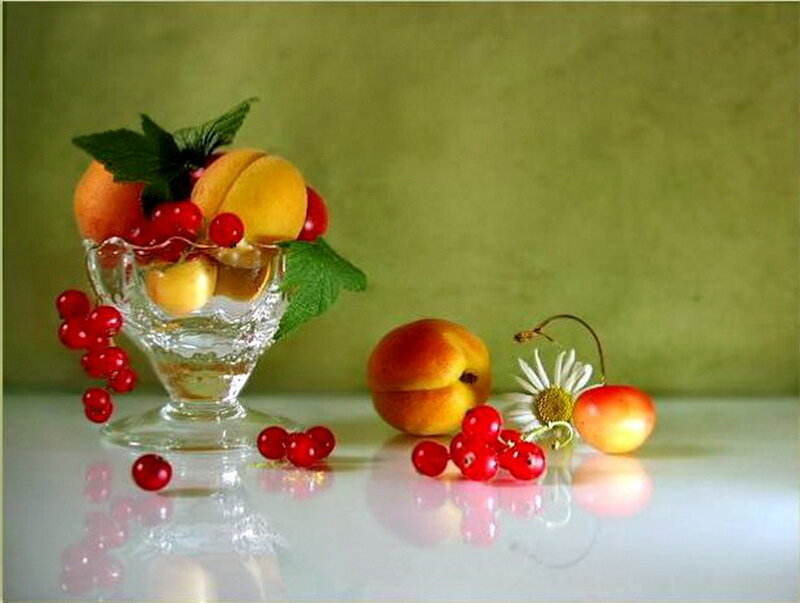 Fruit in Glass Bowl — Green