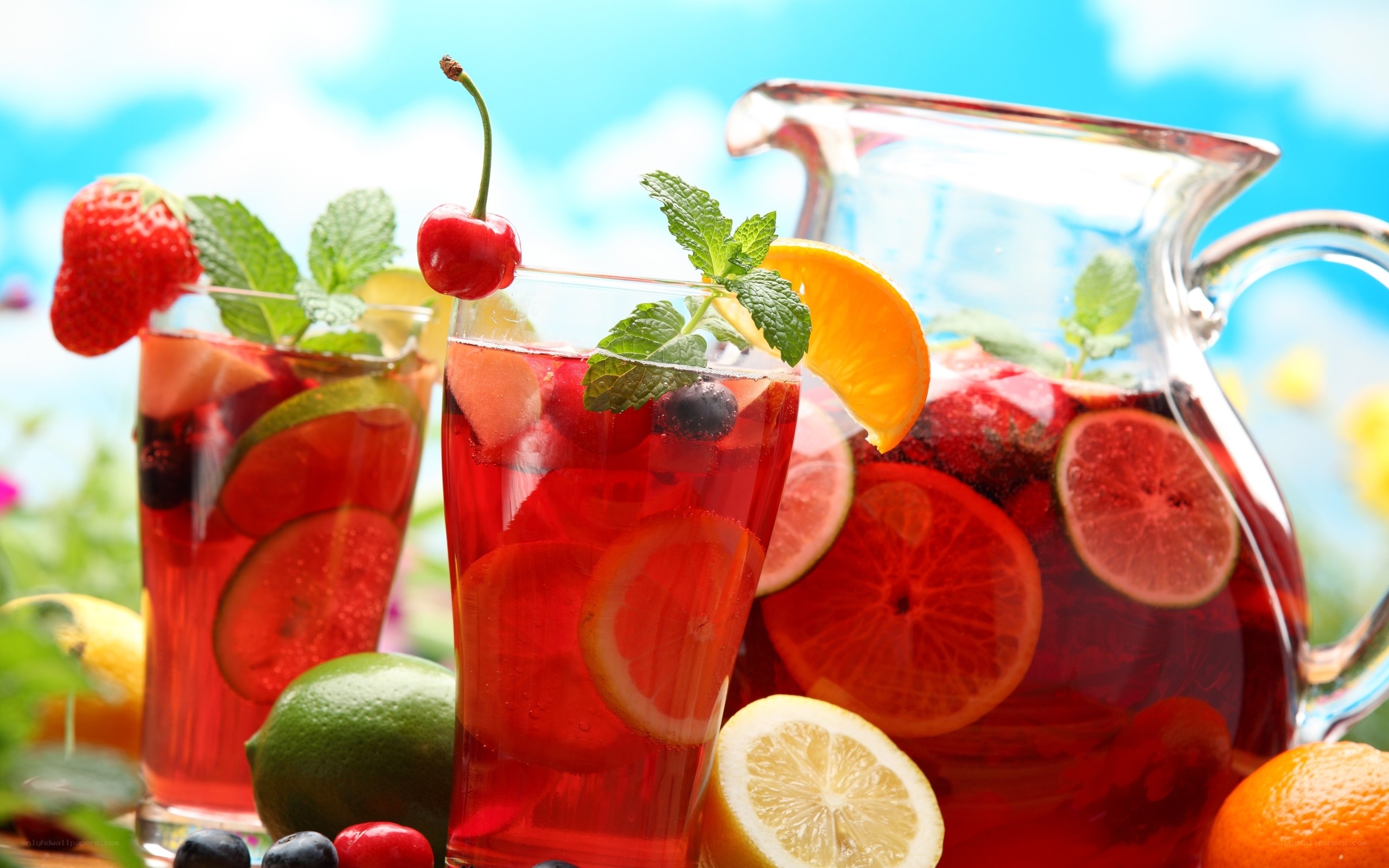 Fruit-infused drinks with mint