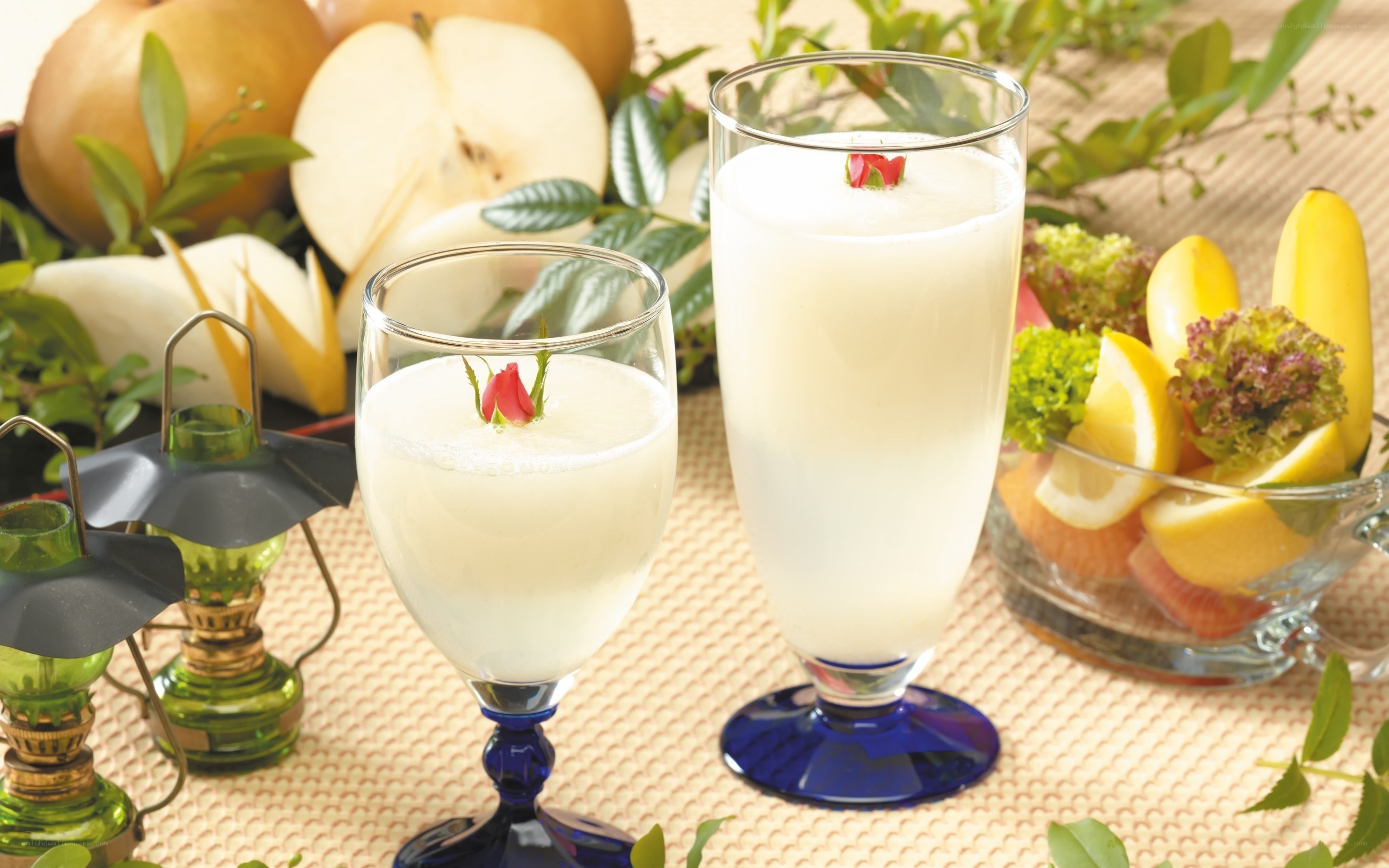 Fruit juice with fresh fruit