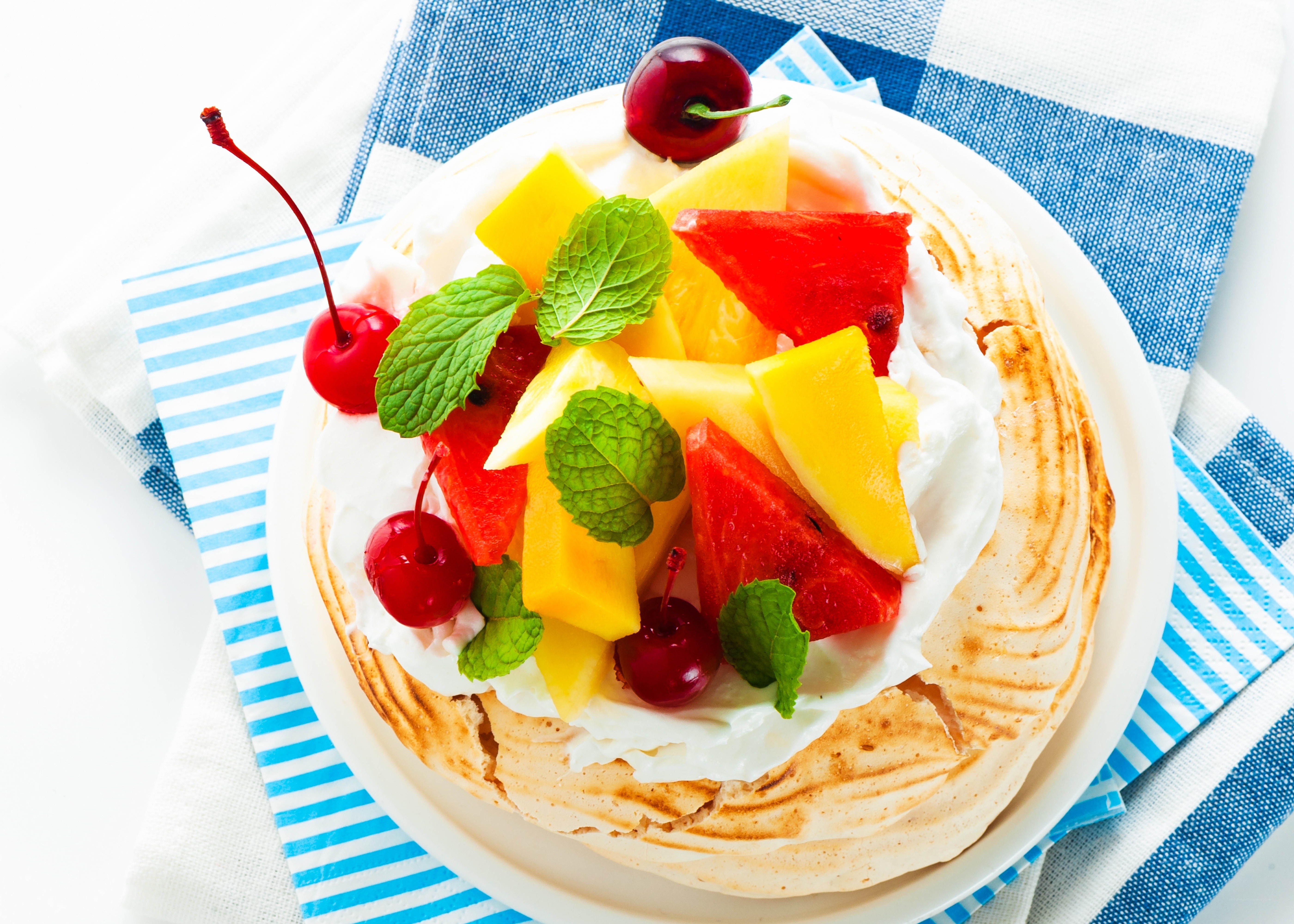 fruit pavlova dessert