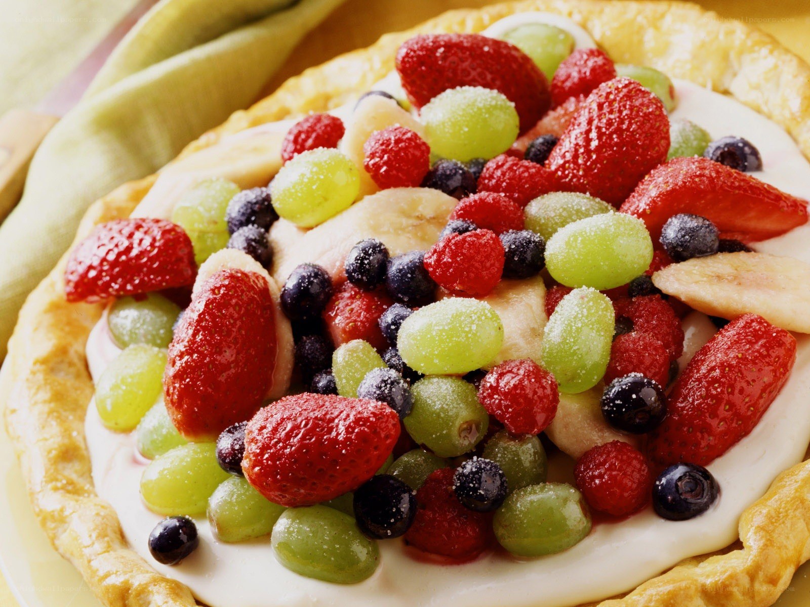 Fruit tart with cream