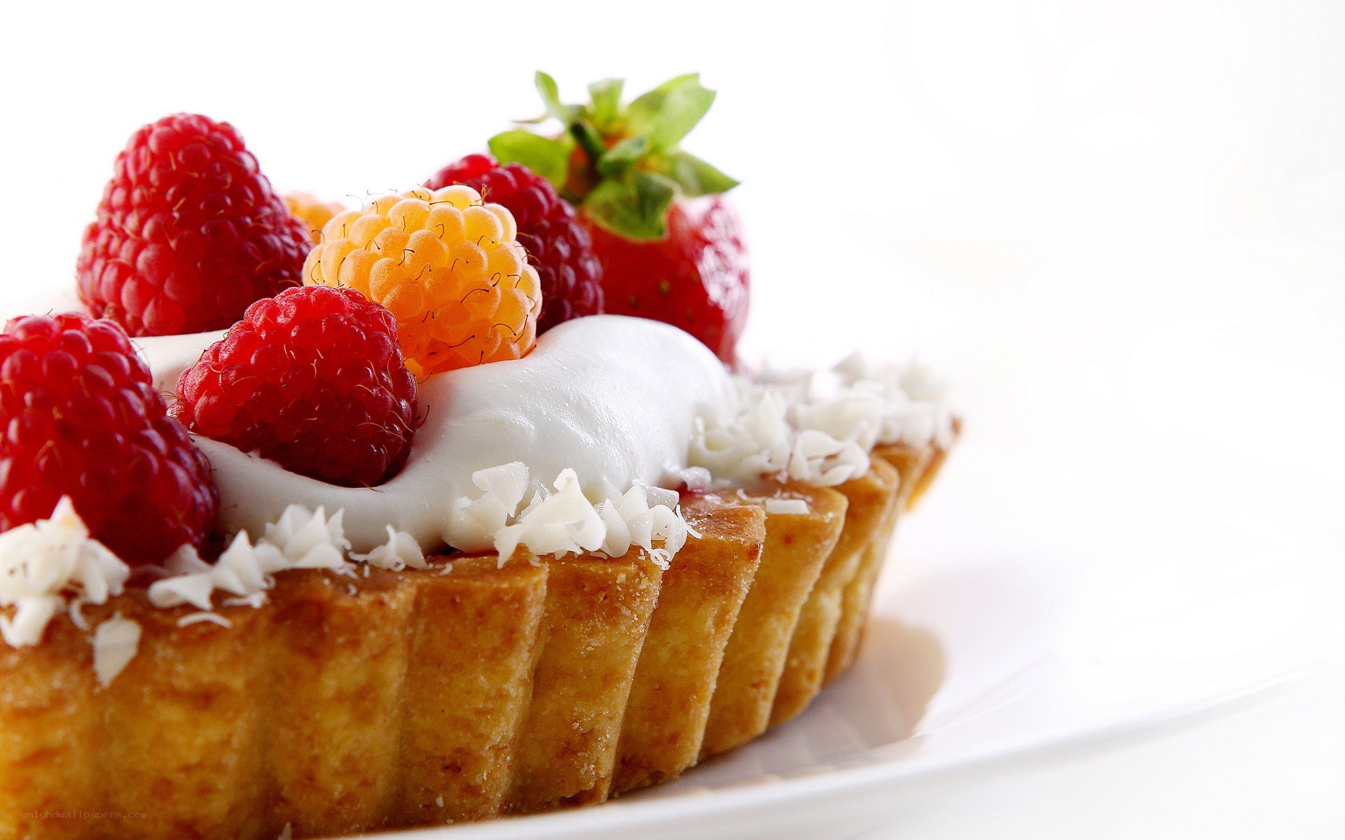 Fruit tart with cream