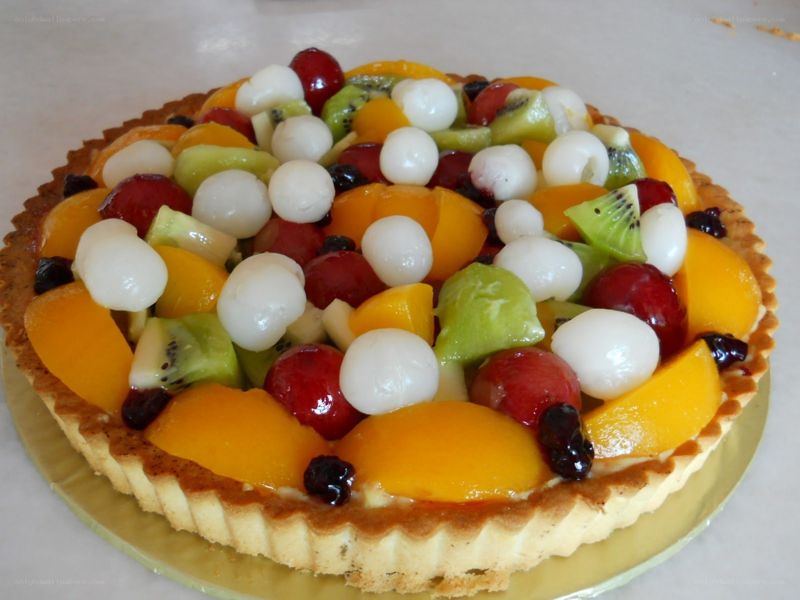 fruit tart with mixed toppings