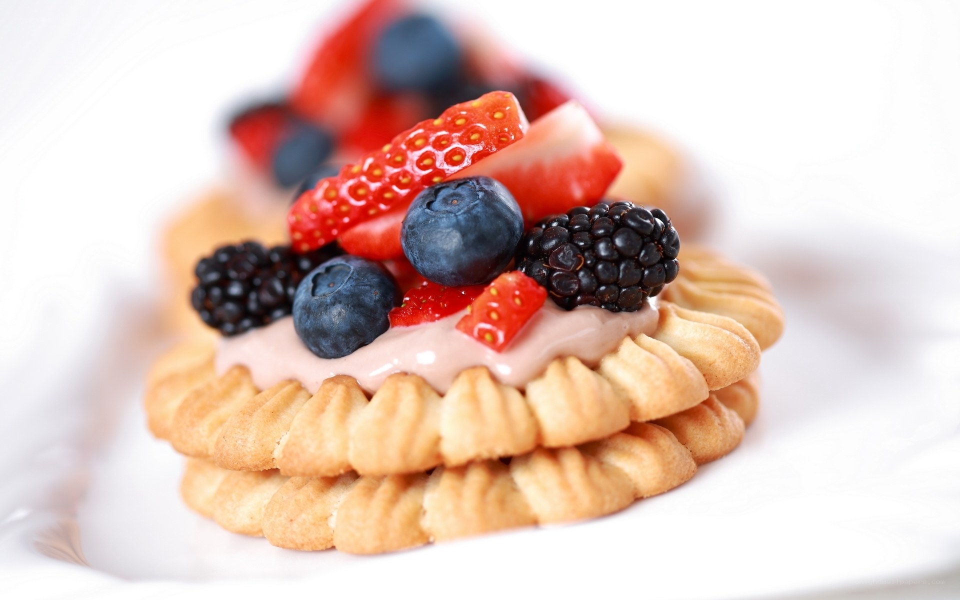 Fruit tartlet with berries