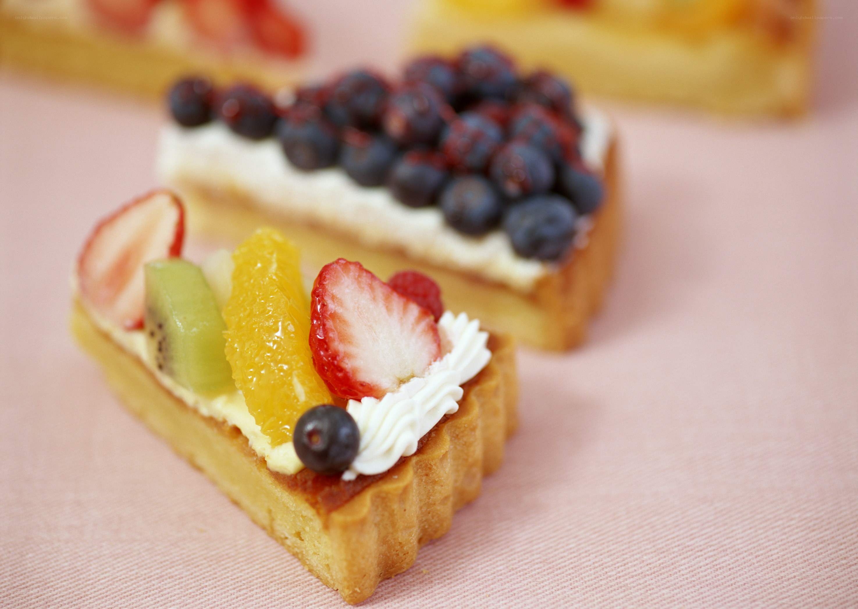 Fruit tarts with cream