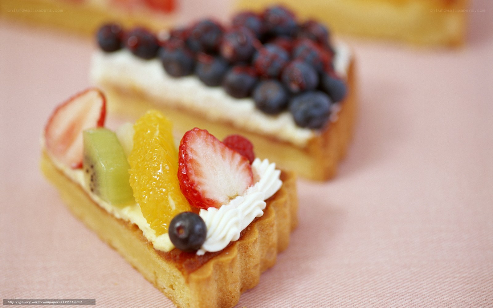Fruit tarts with cream