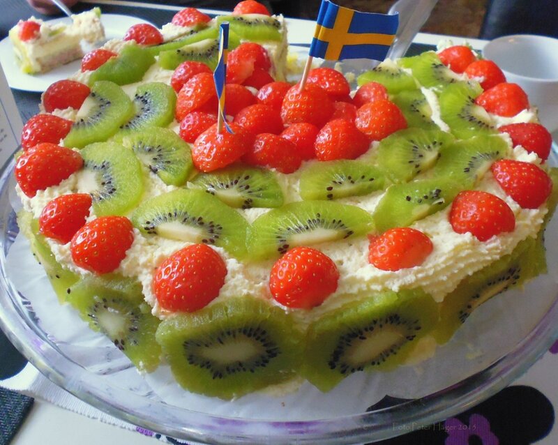 Fruit-topped Cake — Green