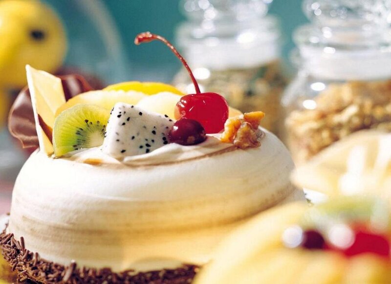 Fruit-topped Cake — White