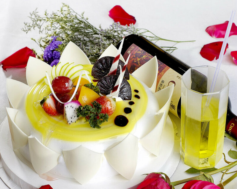 Fruit-topped Cake with Drink
