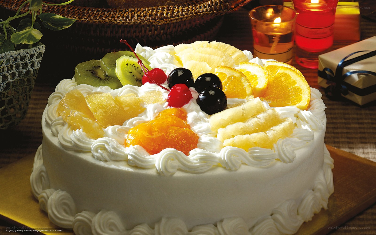 Fruit-topped cream cake