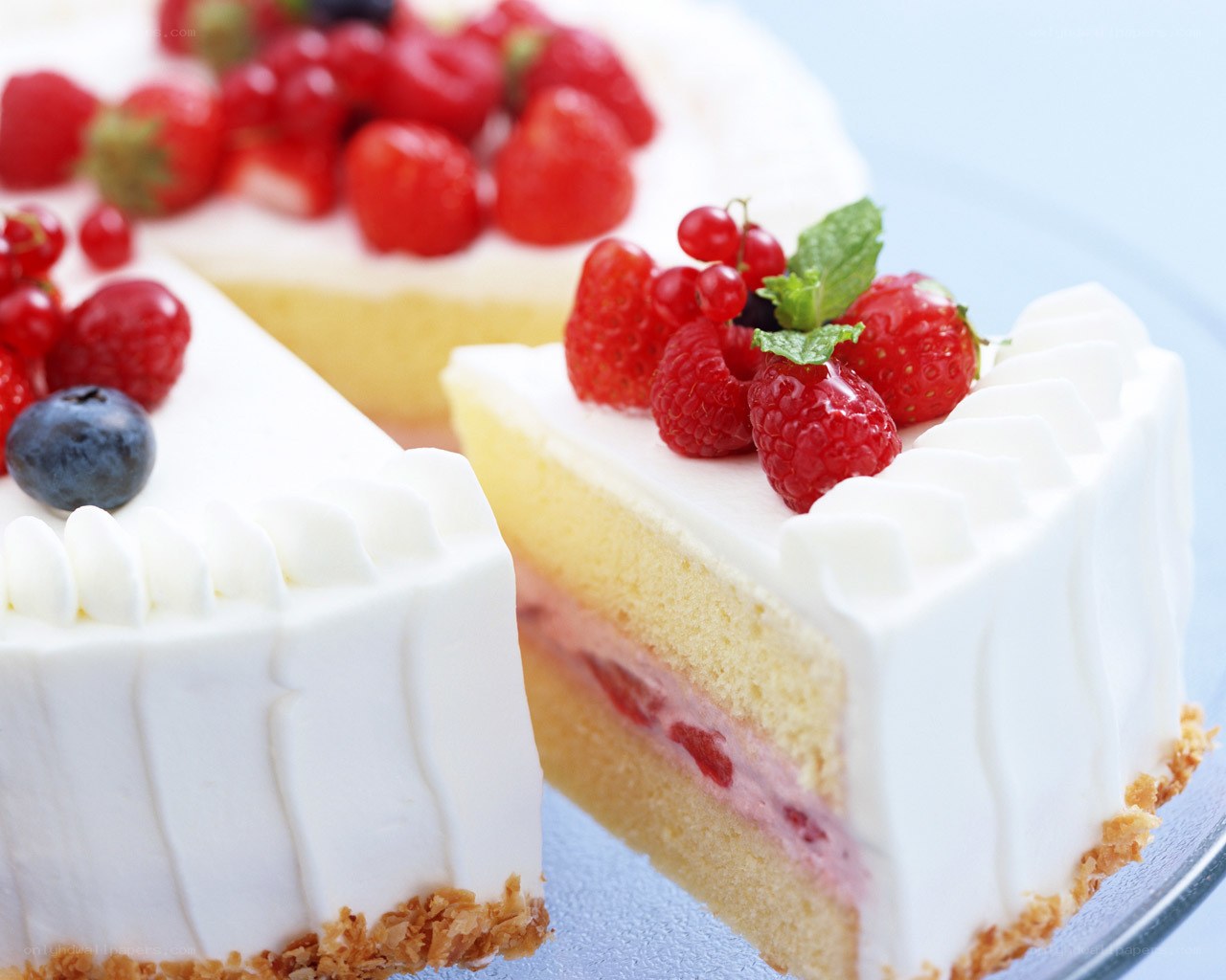 Fruit-topped cream cake