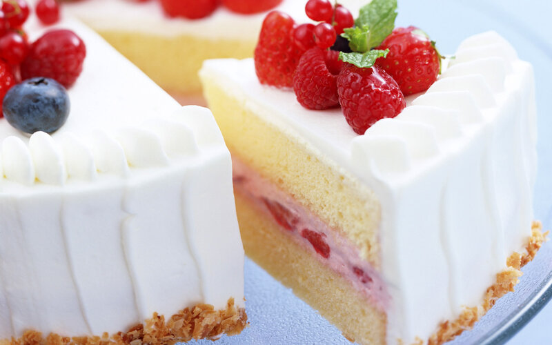 Fruit-topped cream cake