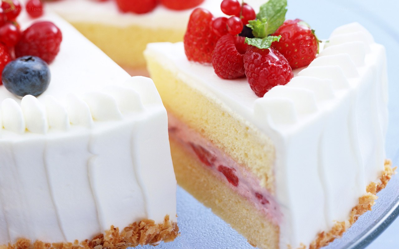 Fruit-topped cream cake