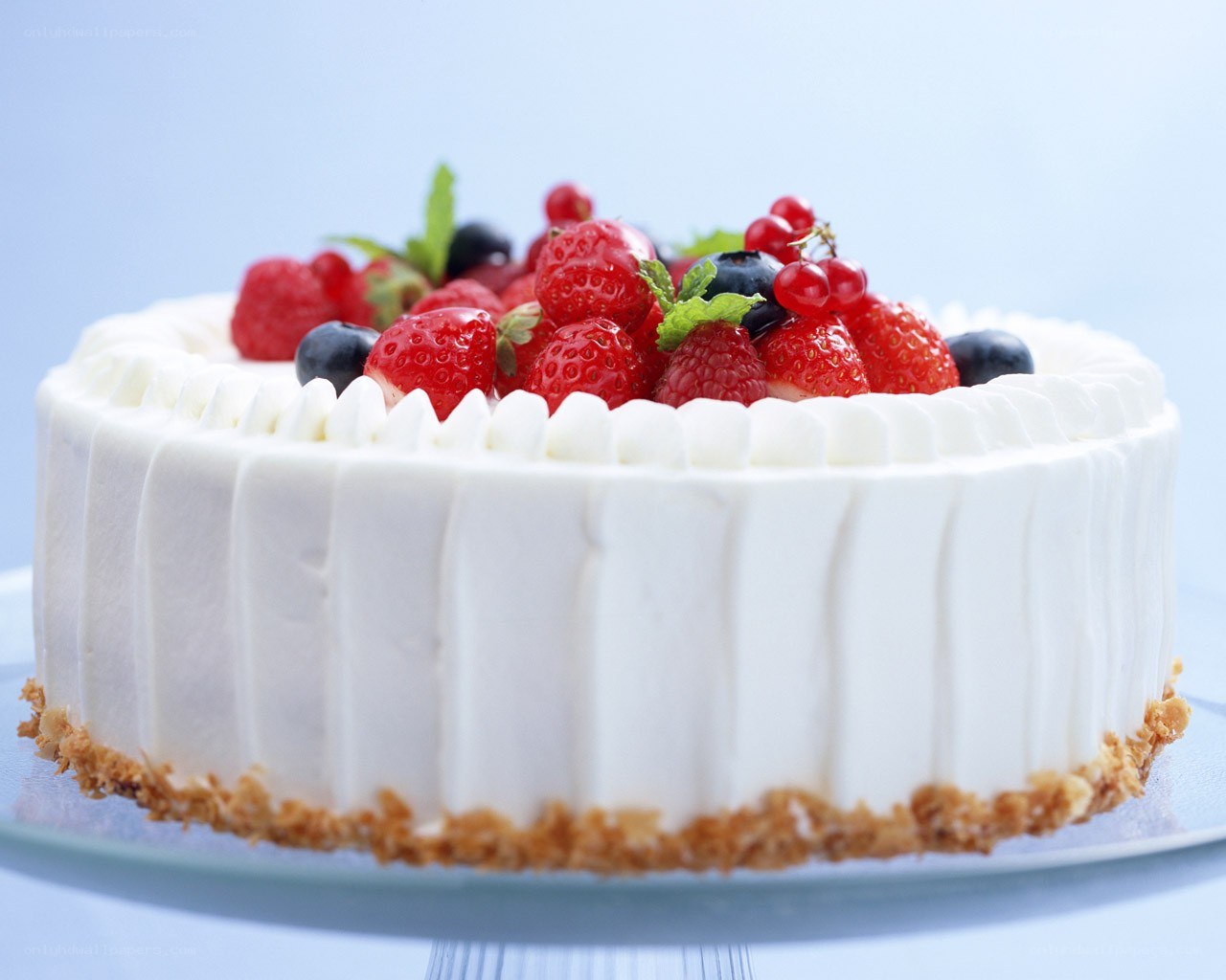 Fruit-topped cream cake