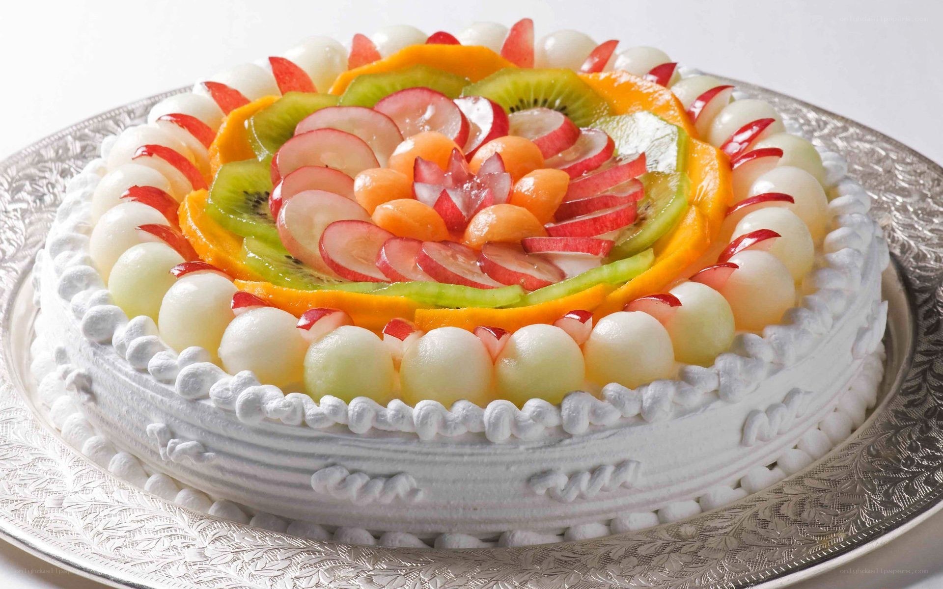 Fruit-topped cream cake