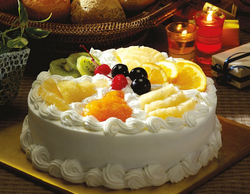 Fruit-topped cream cake