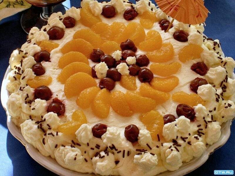 Fruit-topped Cream Cake — White