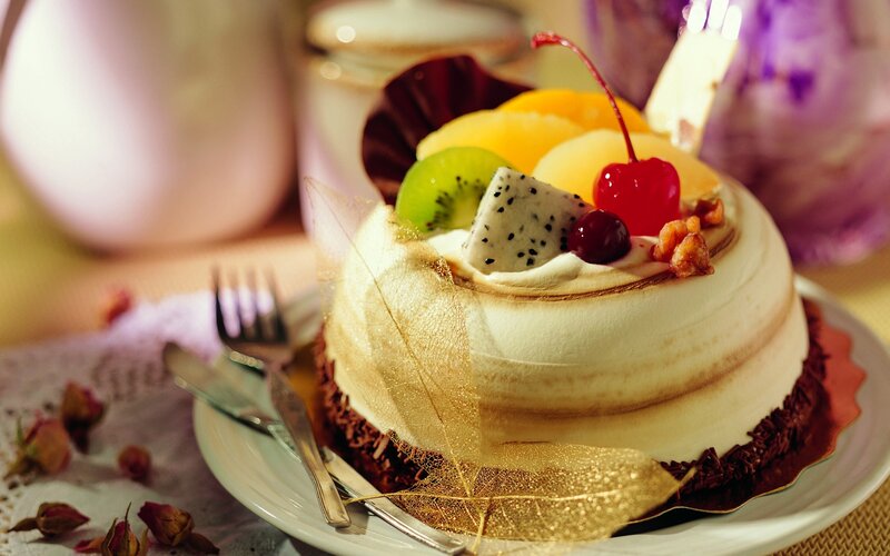 Fruit-topped Meringue Cake — White, Delicate