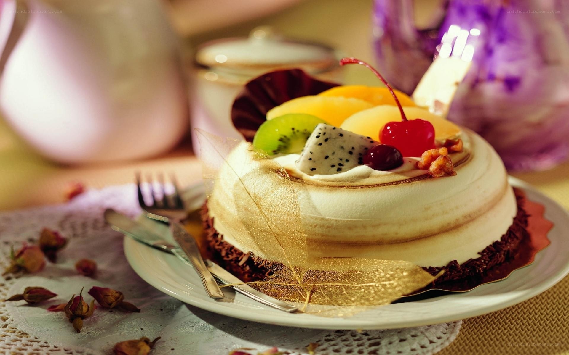 Fruit-topped meringue dessert