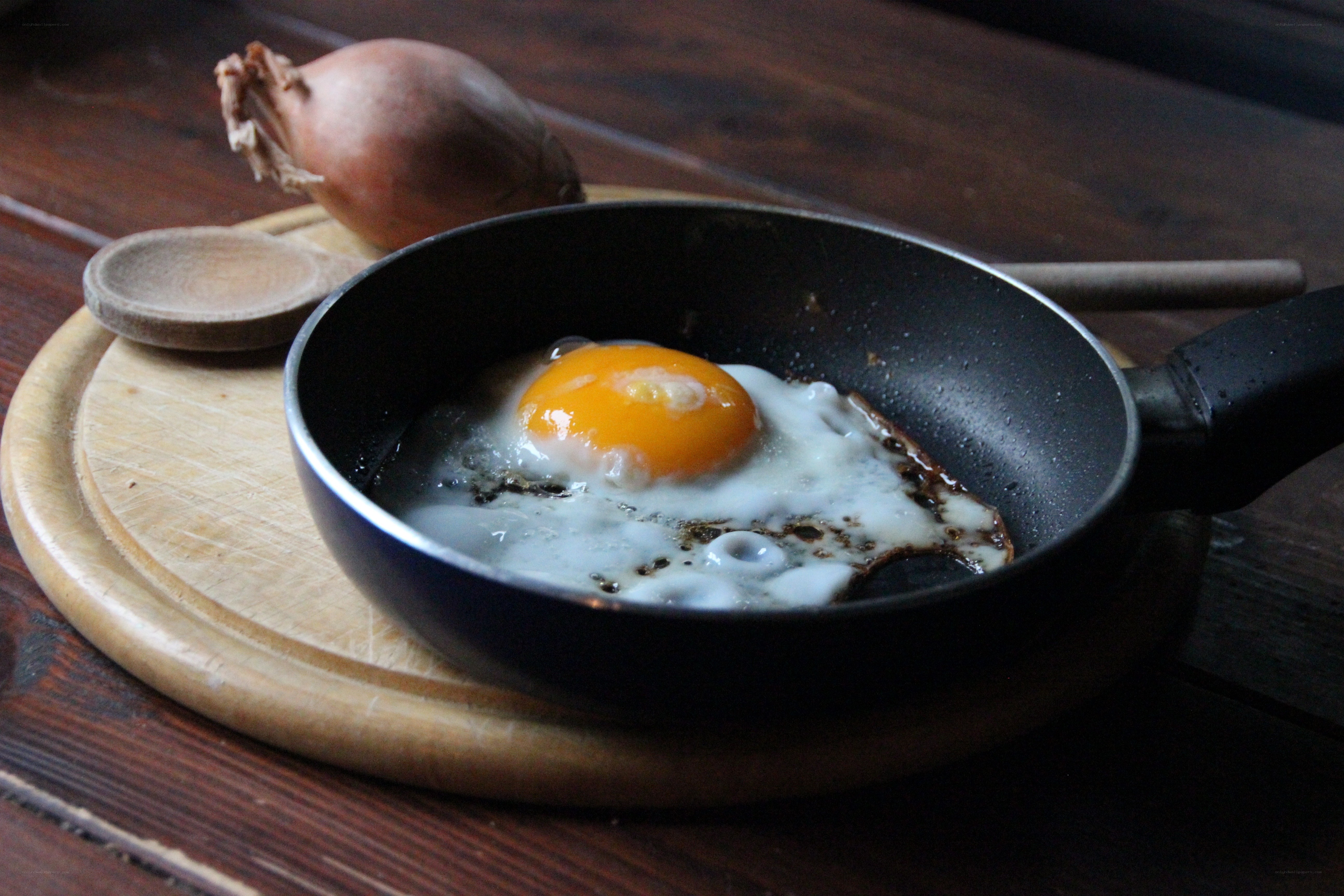 frying egg in a pan