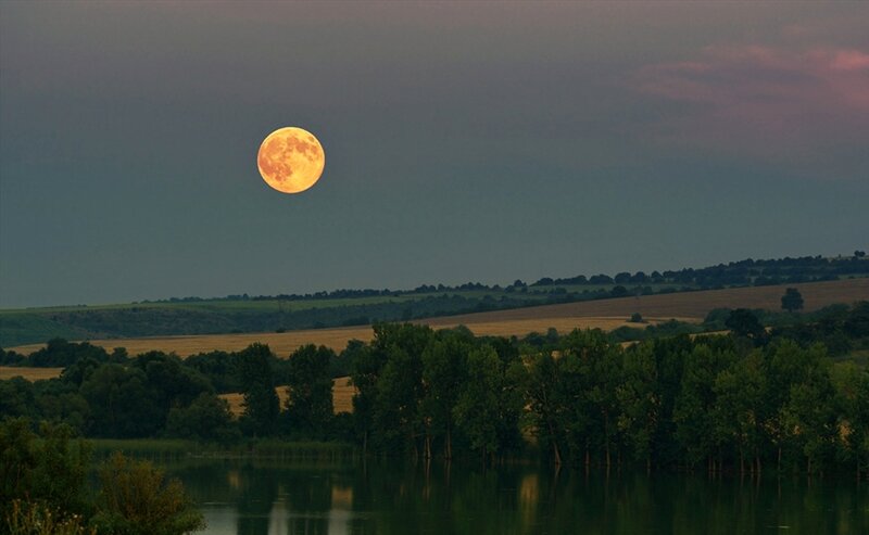 Full Moon over Lake — Yellow, Serene