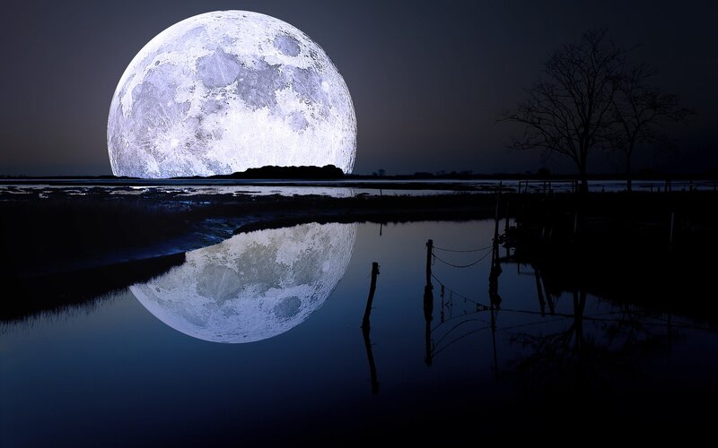 Full Moon over Water — Serene