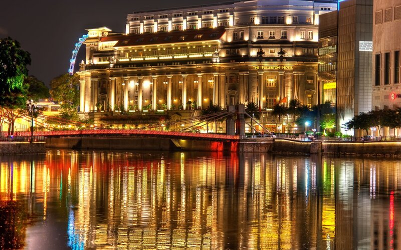 Fullerton Hotel at Night — Yellow, Serene
