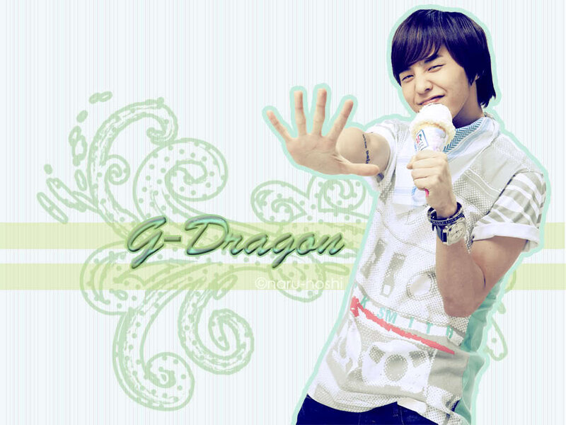 G-Dragon holding ice cream