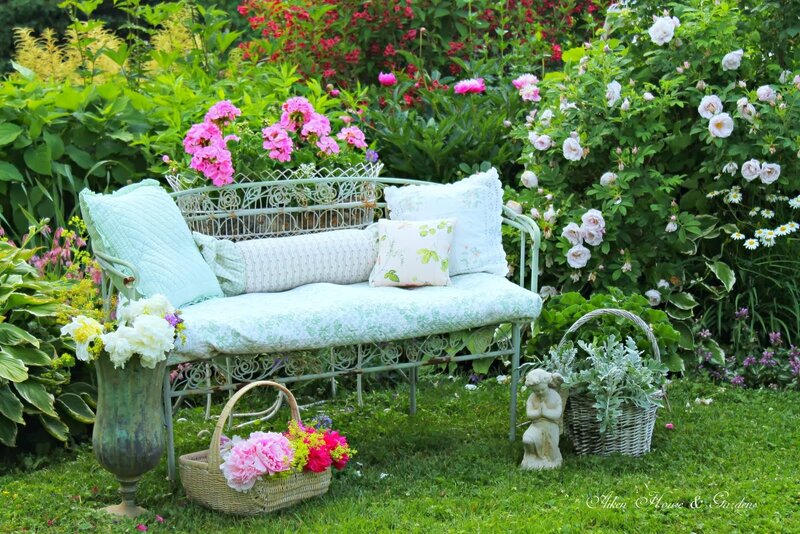 Garden Bench with Pillows — Green