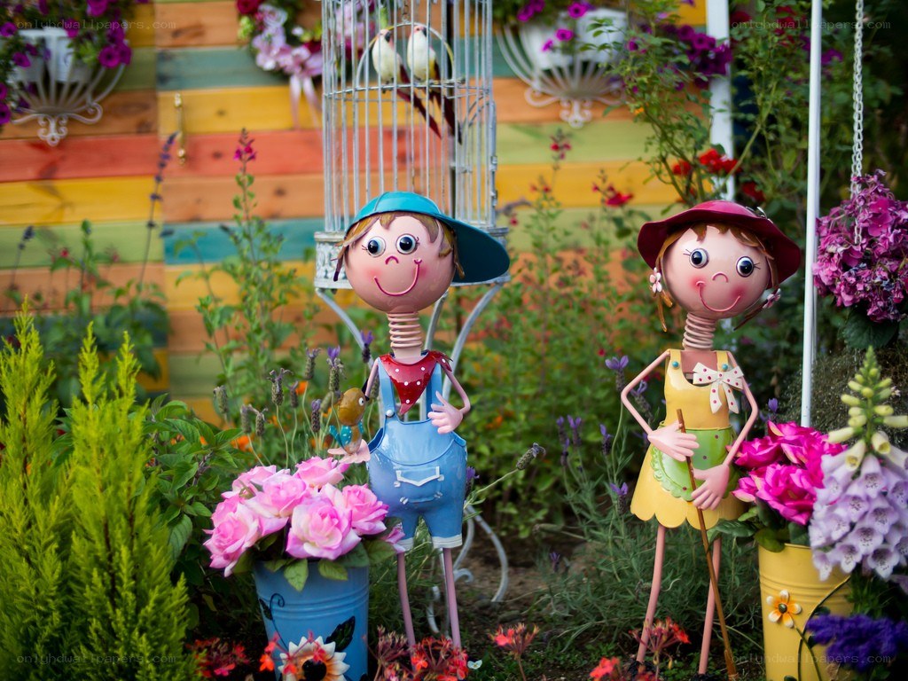 Garden figurines with flowers