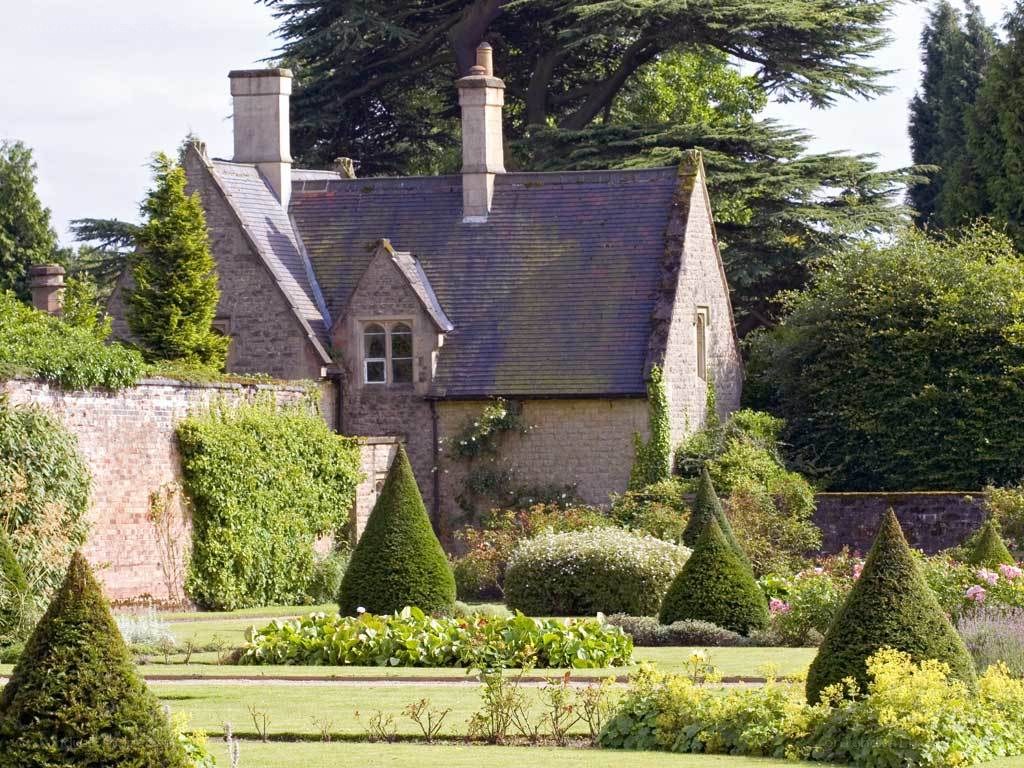 Garden house with topiary