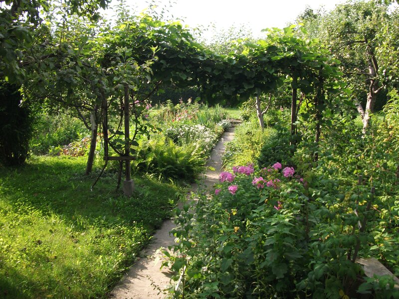 Garden Path with Archway — Green