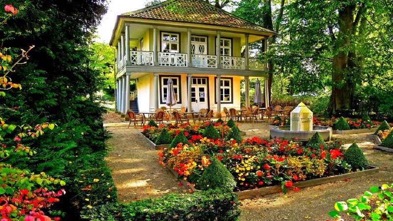 Garden Pavilion with Flowers — Green