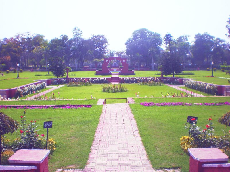 Garden with Central Arch — Green