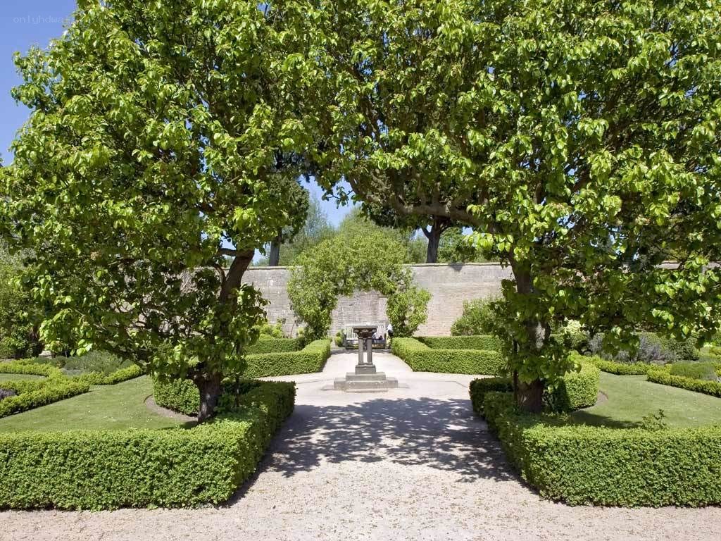 garden with central fountain