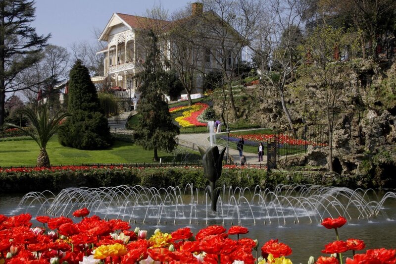Garden with fountain and mansion