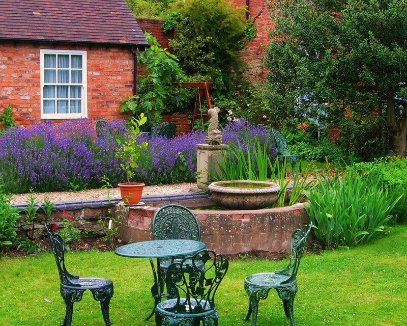 Garden with Fountain and Table — Green