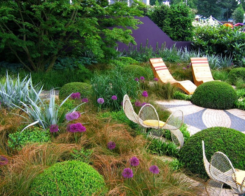 Garden with Lounge Chairs — Green
