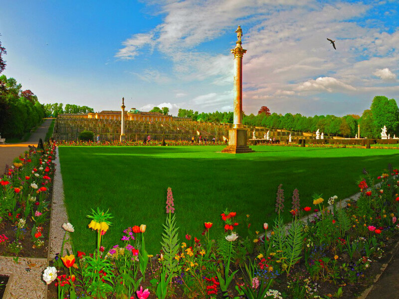 Garden with Monument — Green