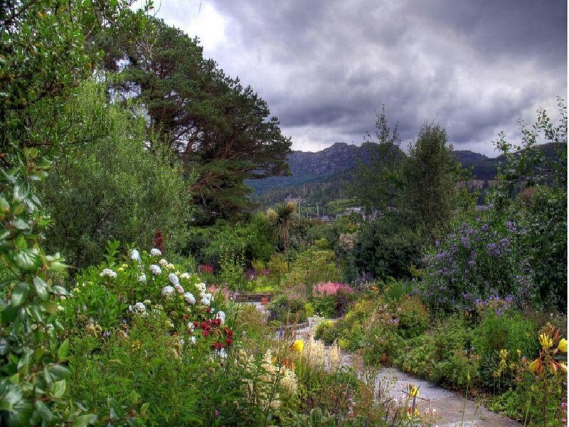 Garden with Mountain View — Green