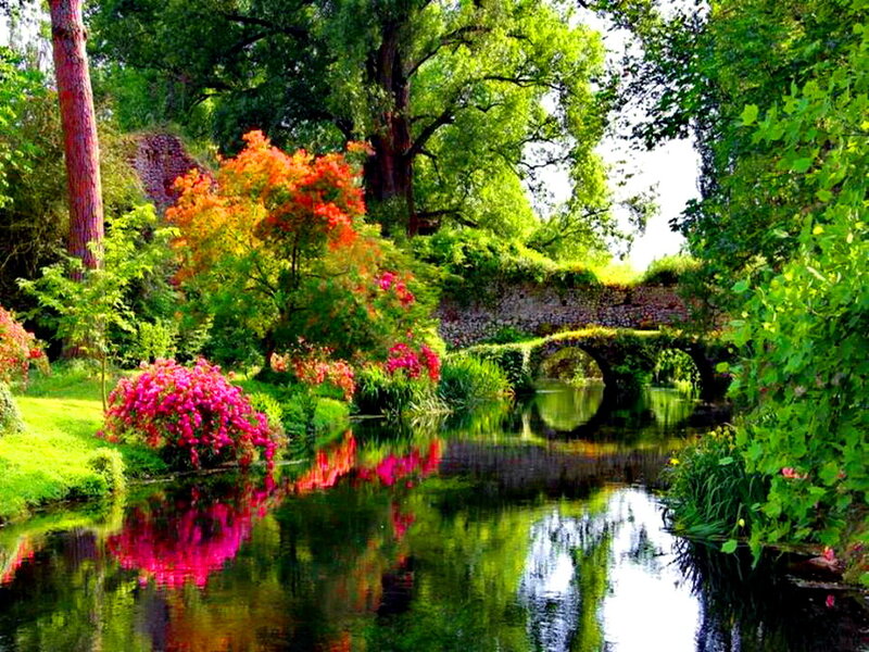 Garden with River and Bridge — Green