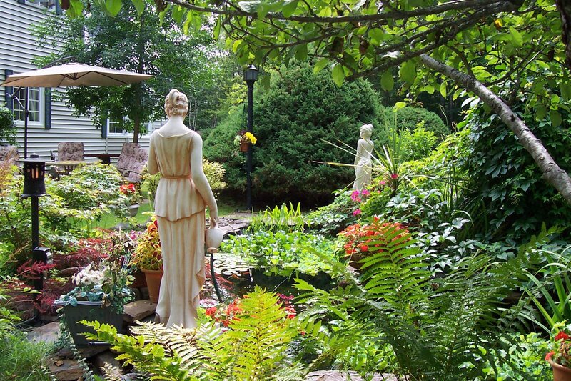 Garden with Statues — Green, Serene