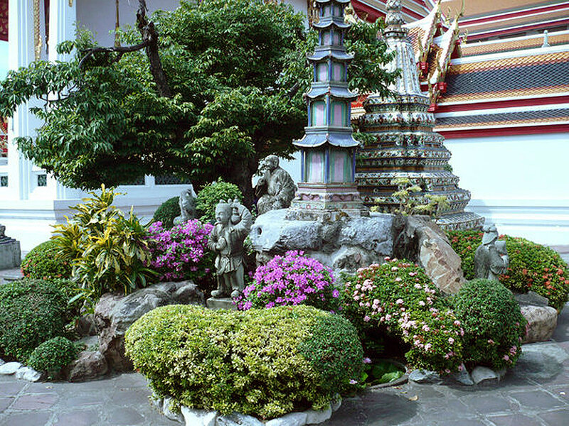 Garden with Statues — Green