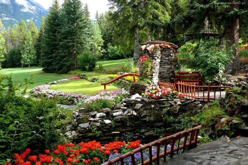 Garden with Stone Arch — Green
