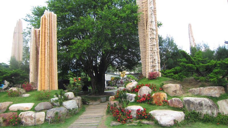 Garden with Stone Pillars — Green