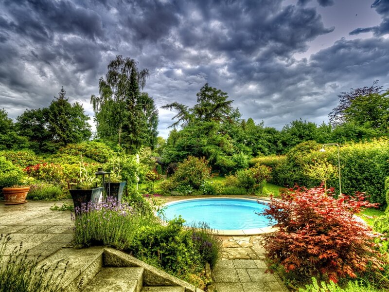 Garden with Swimming Pool — Green